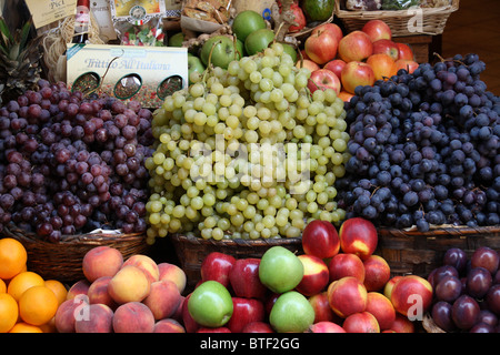 Frisches Obst auf Markt stall in Barcelona. Stockfoto