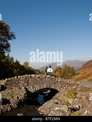 Ashness Brücke im Lake District mit Skiddaw im Hintergrund. Stockfoto