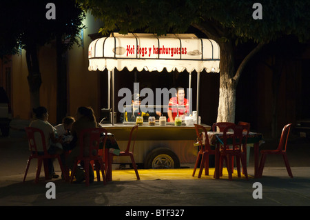 Hot Dogs y Hamburguesas (Hamburger) Essen Wagen auf der Plaza von El Fuerte, Sinaloa, Mexiko. Stockfoto