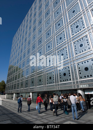 Außenansicht des hellen empfindlichen Fassade und Fenster in das Institut du Monde Arabe in Paris Frankreich Architekt Jean Nouvel Stockfoto