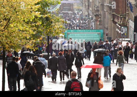 Buchanan Street, Glasgow City Centre, Menschen zu Fuß im Herbst, Schottland, Großbritannien Stockfoto