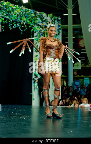 PARIS, FRANKREICH, Afrikanische Frau, in Schokolade Messe, Models in Schokoladenkleider, Fashion Show, Stockfoto