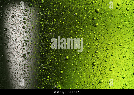Textur Wassertropfen auf die Flasche Bier. Stockfoto