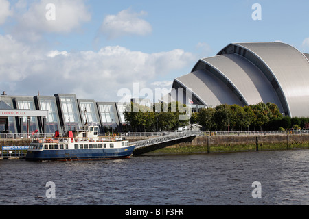 Crowne Plaza Hotel mit dem Schiff MV Cruiser auf dem Fluss Clyde neben dem SEC Armadillo / Clyde Auditorium, Glasgow, Schottland, Großbritannien Stockfoto