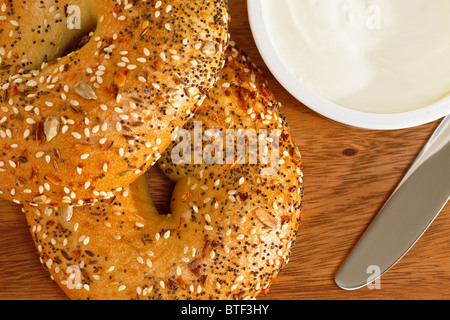 Frisch gebackene ausgesät Bagels mit reichen glatt Frischkäse Stockfoto