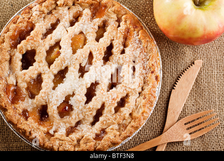 Rustikaler Apfelkuchen mit Bambus Messer und Gabel Stockfoto