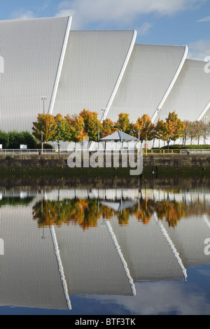 SEC Armadillo / Clyde Auditorium am Fluss Clyde im Herbst, Glasgow, Schottland, Großbritannien Stockfoto