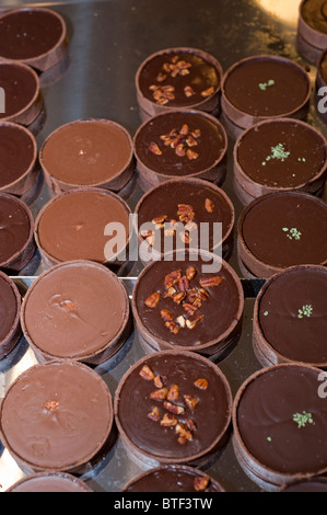 PARIS, FRANKREICH, Salon du Chocolat: Gourmet-Schokoladenfestival, französische Kuchen im Detail, „Chapon“ Stockfoto