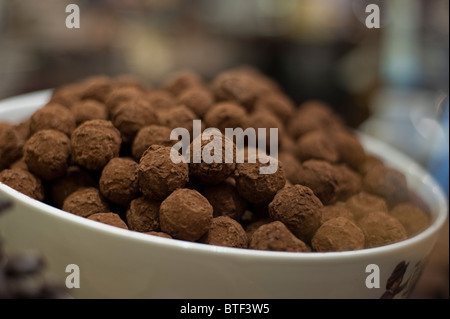 PARIS, FRANKREICH, Salon du Chocolat: Gourmet-Schokoladenfestival, Detail-Trüffel auf Teller, „Chapon“ Stockfoto