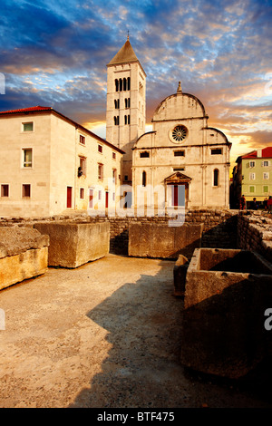 Romaesque Fassade der Kirche St Mary - Datum von 1105 - Zadar, Kroatien Stockfoto