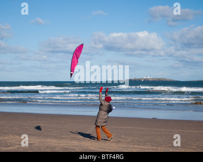 Einführung eines Kites am Strand von Bamburgh Stockfoto