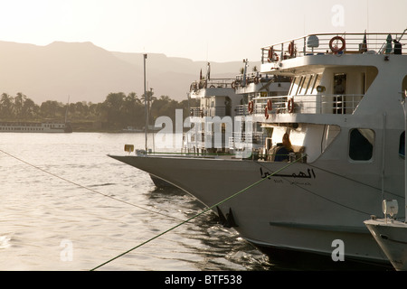 Kreuzfahrtschiffe bei Sonnenuntergang, auf dem Nil in Luxor, Oberägypten Afrika Stockfoto