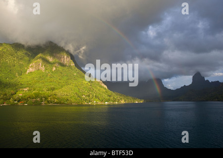 Späten Nachmittag Sonnenlicht und Feuchtigkeit schaffen einen atemberaubenden Regenbogen aus der Insel Moorea, Französisch-Polynesien, Pazifischen Ozean. Stockfoto