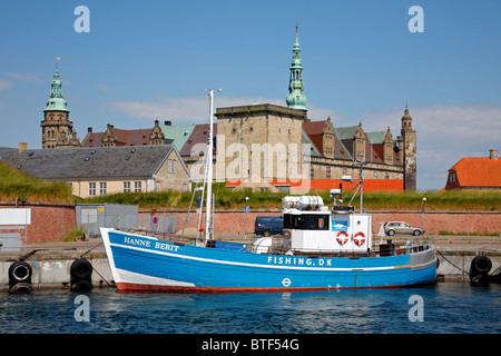 Das Fischerboot Hanne Berit vor dem Renaissance-Schloss Kronborg in Helsingør, Dänemark, gesehen vom Hafen von Helsingør. Stockfoto