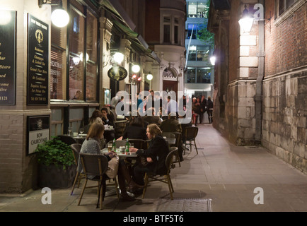 Stadtarbeiter trinken außerhalb Pub - City of London Stockfoto