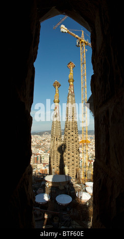 Blick über die Kathedrale Sagrada Familia von Gaudi mit zwei Zinnen und der Schatten eines Dritten über sie gegossen Stockfoto