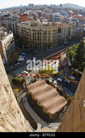 Blick vom Turm an der Kathedrale Sagrada Familia von Gaudi, zeigt die wellenförmige Dach der Schule unten Stockfoto