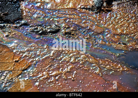 Nahaufnahme von öligen Oberfläche Regenbogen aus umweltschädlichen schäumende Öl-Wasser-Ablauf Stockfoto