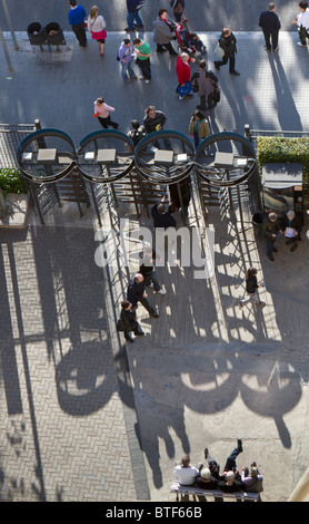 Blick von der Sagrada Familia von Gaudi Turm der Kathedrale zeigt Besucher an den Drehkreuzen und lange Winter Schatten Stockfoto
