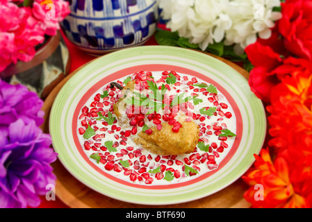 Chile En Nogada mexikanisches Gericht aus einer Chile Poblano mit einem Spiegelei Abdeckung, Walnuss Sauce und Granatapfel Samen für Geschmack hergestellt. Stockfoto