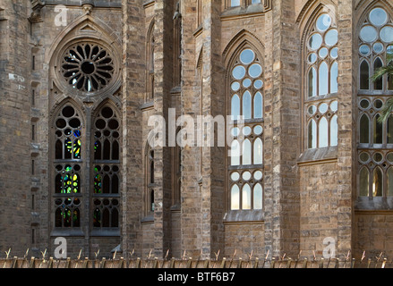 Detail der Glasfenster von außen auf die Sagrada Familia von Gaudi Stockfoto