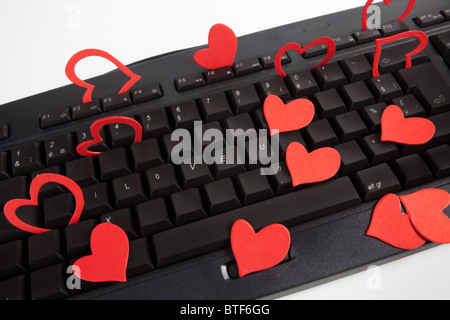 Rote Herzen auf einer Computertastatur am Valentinstag Stockfoto