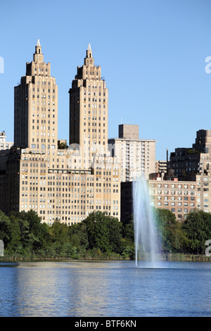Das Appartementhaus Eldorado, reflektiert 300 Central Park West, gesehen in das Reservoir. New York-USA Stockfoto