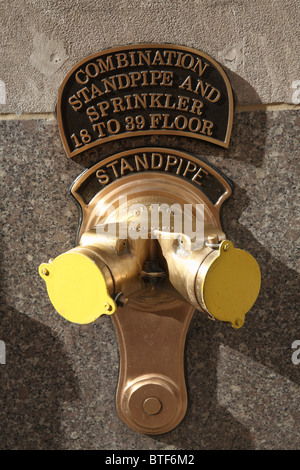 Eine kombinierte Wasser Standrohr und Sprinkleranlage Einspeisung der 18. bis 39. Stockwerk eines Gebäudes in Manhattan, New York. Stockfoto
