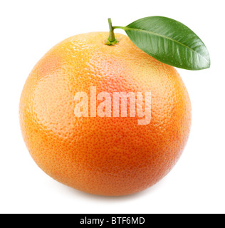 Reife appetitlich Grapefruit mit Blatt. Makro über weißen isoliert. Stockfoto