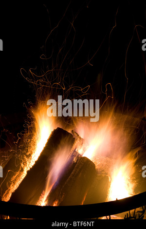 Lagerfeuer geben Funken in der Nacht - Heizen mit Holz Stockfoto