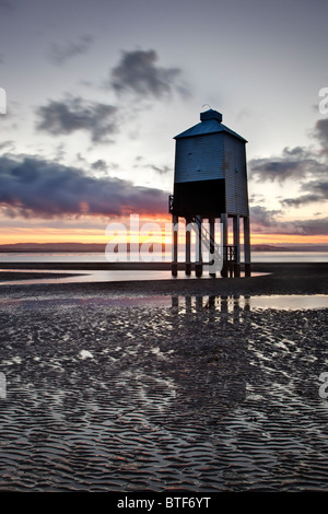 Alte hölzerne Leuchtturm gebaut auf Pfählen 10m für die Springfluten, Burnham-on-Sea, Somerset gerecht zu werden Stockfoto