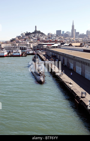 Das WWII u-Boot "USS Pampanito" angedockt am Fishermans Wharf mit der Skyline von San Francisco als Hintergrund. Stockfoto