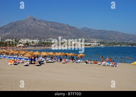 Blick entlang des Strandes, Puerto Banus, Marbella, Costa Del Sol, Provinz Malaga, Andalusien, Südspanien, Westeuropa. Stockfoto