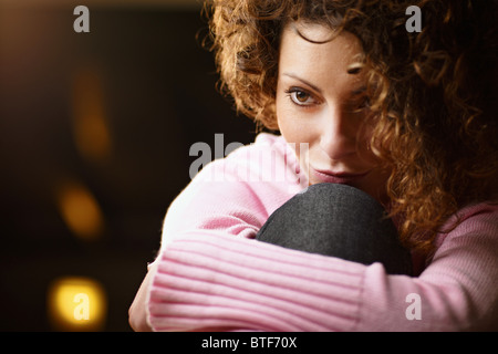 Frau mit Beinen gezeichnet, wegschauen. Textfreiraum Stockfoto