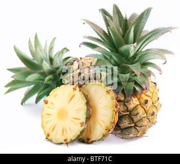 Ananas und die Hälfte davon. Isoliert auf einem weißen. Stockfoto