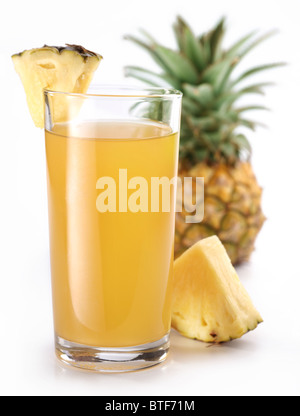 Volles Glas frischen Ananassaft und Ananas Frucht auf der Rückseite. Stockfoto