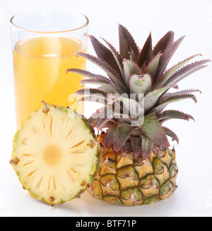 Volles Glas frischen Ananassaft und geschnittene Ananas Frucht in der Nähe. Stockfoto