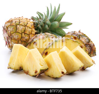 Schneiden Sie Reifen Ananas mit reichen grünen Rosette. Isoliert auf einem weißen. Stockfoto