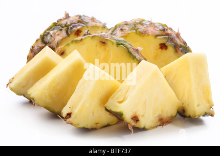 Stücke von reifer Ananas. Isoliert auf einem weißen. Stockfoto