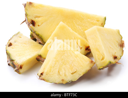 Stücke von reifer Ananas. Isoliert auf einem weißen. Stockfoto