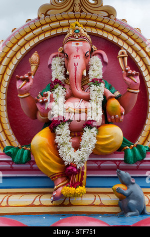 Bunte Statue von Lord Ganesha mit einer Blumengirlande in Puttaparthi, Andhra Pradesh, Indien Stockfoto