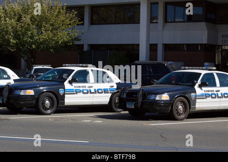 Polizeiautos außerhalb der USA Stamford-Polizei-Abteilung Stockfoto