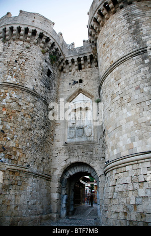 Agia Ekaterinis Tor in der Altstadt von Rhodos, Rhodos, Griechenland. Stockfoto