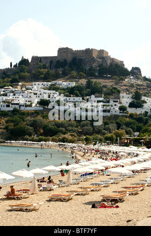 Der Hauptstrand in Lindos, Rhodos, Griechenland. Stockfoto