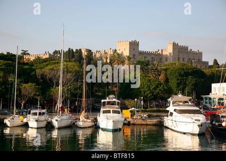 Mandraki-Hafen mit Blick auf den Palast der Großmeister, Altstadt von Rhodos, Rhodos, Griechenland. Stockfoto