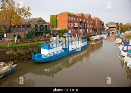 Riverside-Entwicklung und Fishermans Wharf Restaurant gerade stromaufwärts von der Mautbrücke Sandwich, Kent, UK Stockfoto