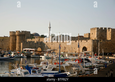 Fischerei-Hafen, Altstadt von Rhodos, Rhodos, Griechenland. Stockfoto