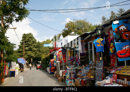 Blick auf die Hauptstraße in Zia mit Cocktailbars und Geschäfte, Zia, Kos, Griechenland. Stockfoto