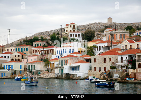 Blick über den Hafen Dorf Emborios, Chalki, Griechenland. Stockfoto