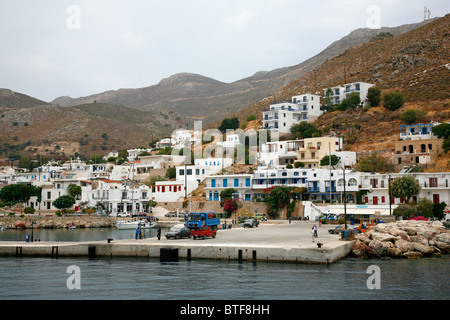 Blick über den Hafen Dorf Livadia, Tilos, Griechenland. Stockfoto